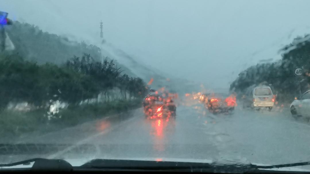 雨天车玻璃起雾看不清怎么办,雨天开车起雾玻璃看不清小妙招