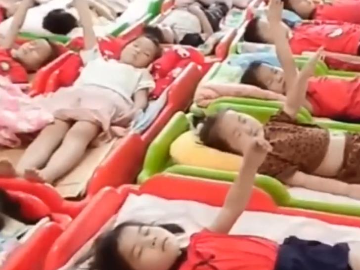 幼儿园睡着了的小朋友举手,睡着的小朋友举手原版