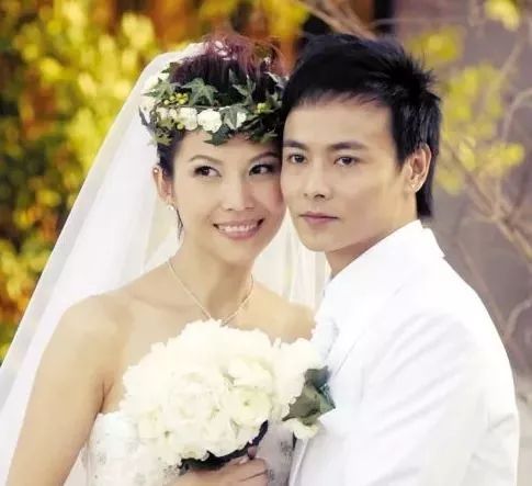 蔡少芬张晋全家福上热搜,三胎儿子“唐装”出镜,年味儿十足