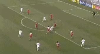 他少小成名，绰号“菜刀后卫”，如今成了天津泰达队的镇队法宝