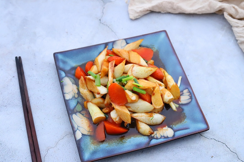 茭白里小黑点怎么吃,茭白有小黑点的家常做法