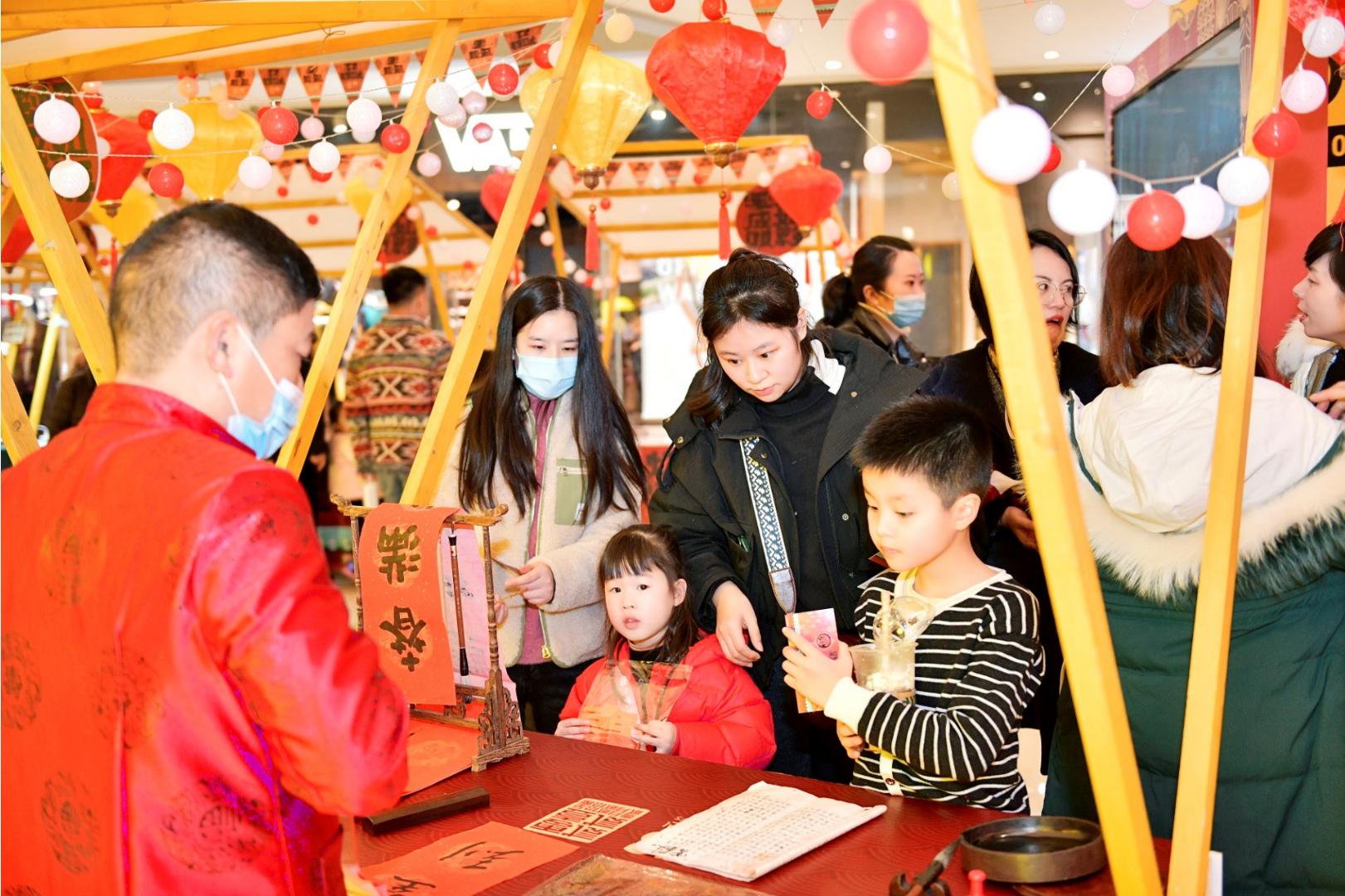 重庆IFS摩登国风灯影艺术装置灯如影爱成双揭幕