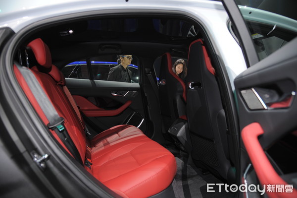 77万起！JaguarIPace400匹电动跑旅双车型登台