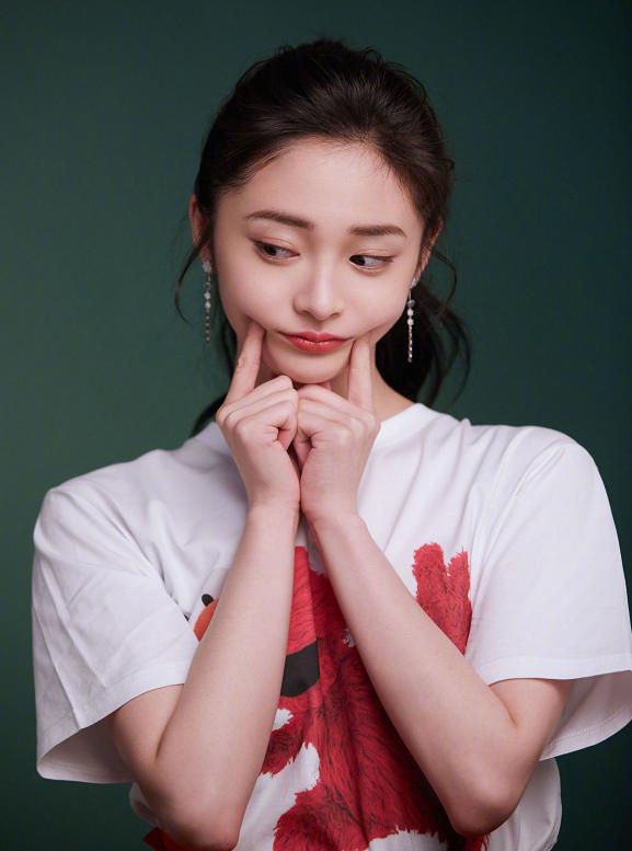 周洁琼收入稳步提升，一条半身裙也要过万？看来回国回对了