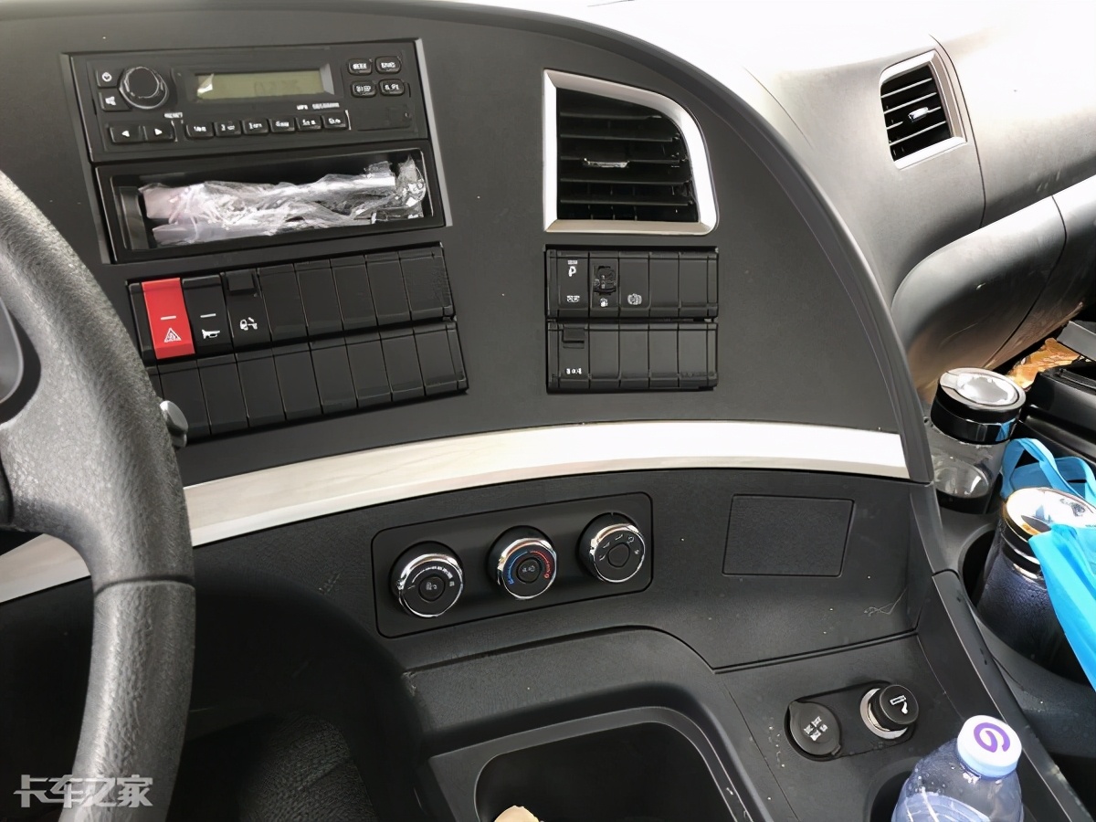 陕汽德龙新款m3000天然气车,德龙m3000牵引车拉大件