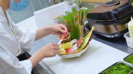 徐州张柏芝一秒到日本?其实正在吃日料,和服免费穿,过足cos瘾