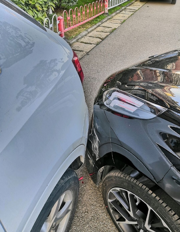 轻轻撞到人家车门要赔多少钱,轻微剐蹭我全责要怎么处理