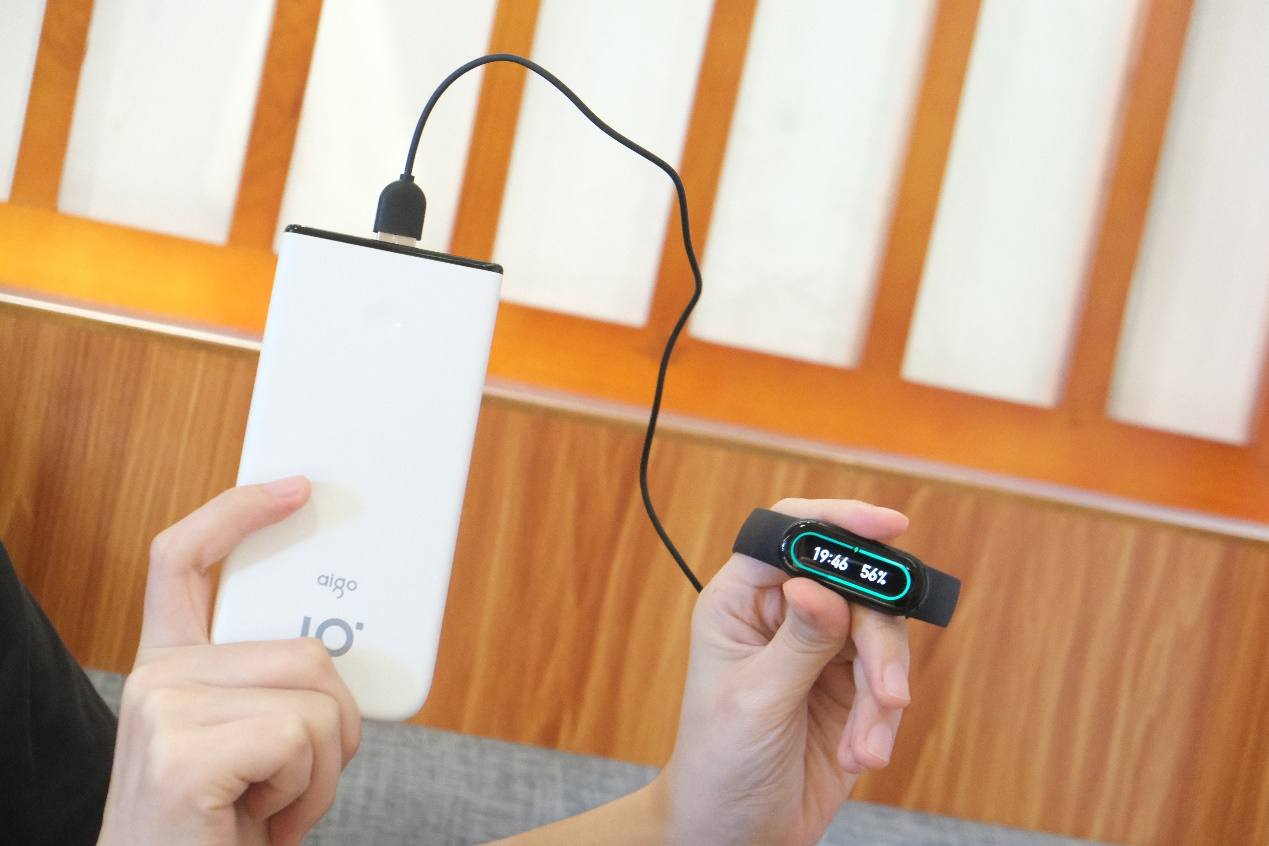 女生都是颜值*党**！像aigo国民好物充电宝就合女友的审美