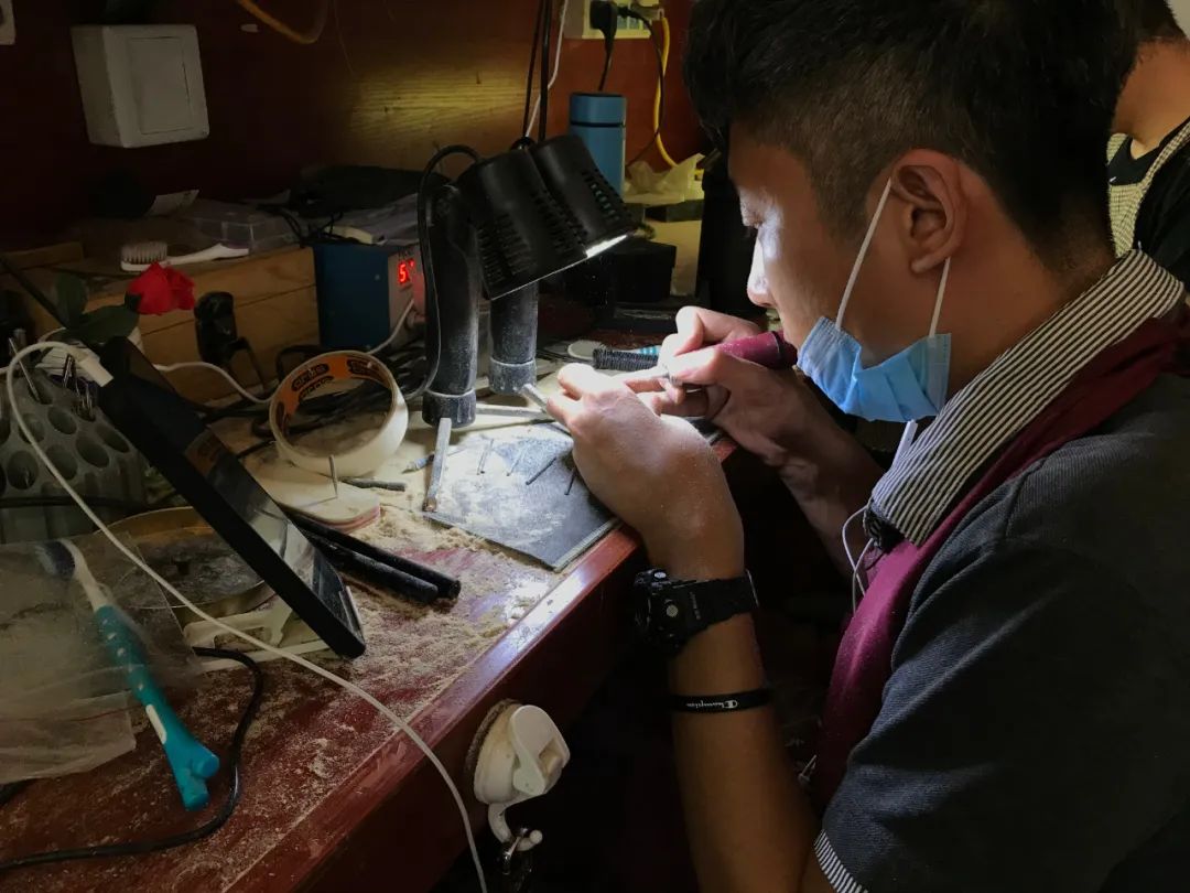 永清核雕摆地摊,卖核雕赚百万元