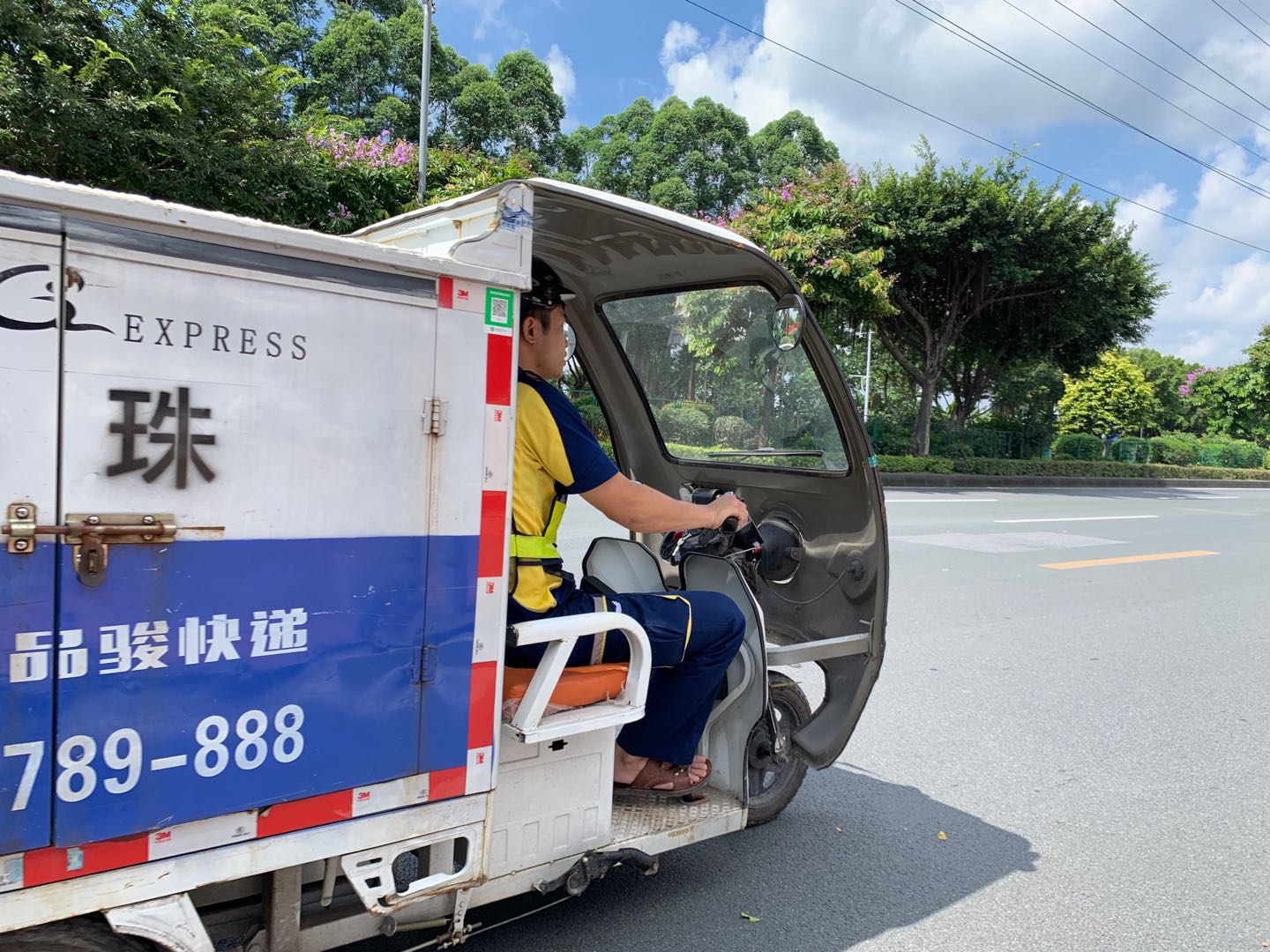 夏日快递不降温，冒酷暑品骏小哥在飞奔