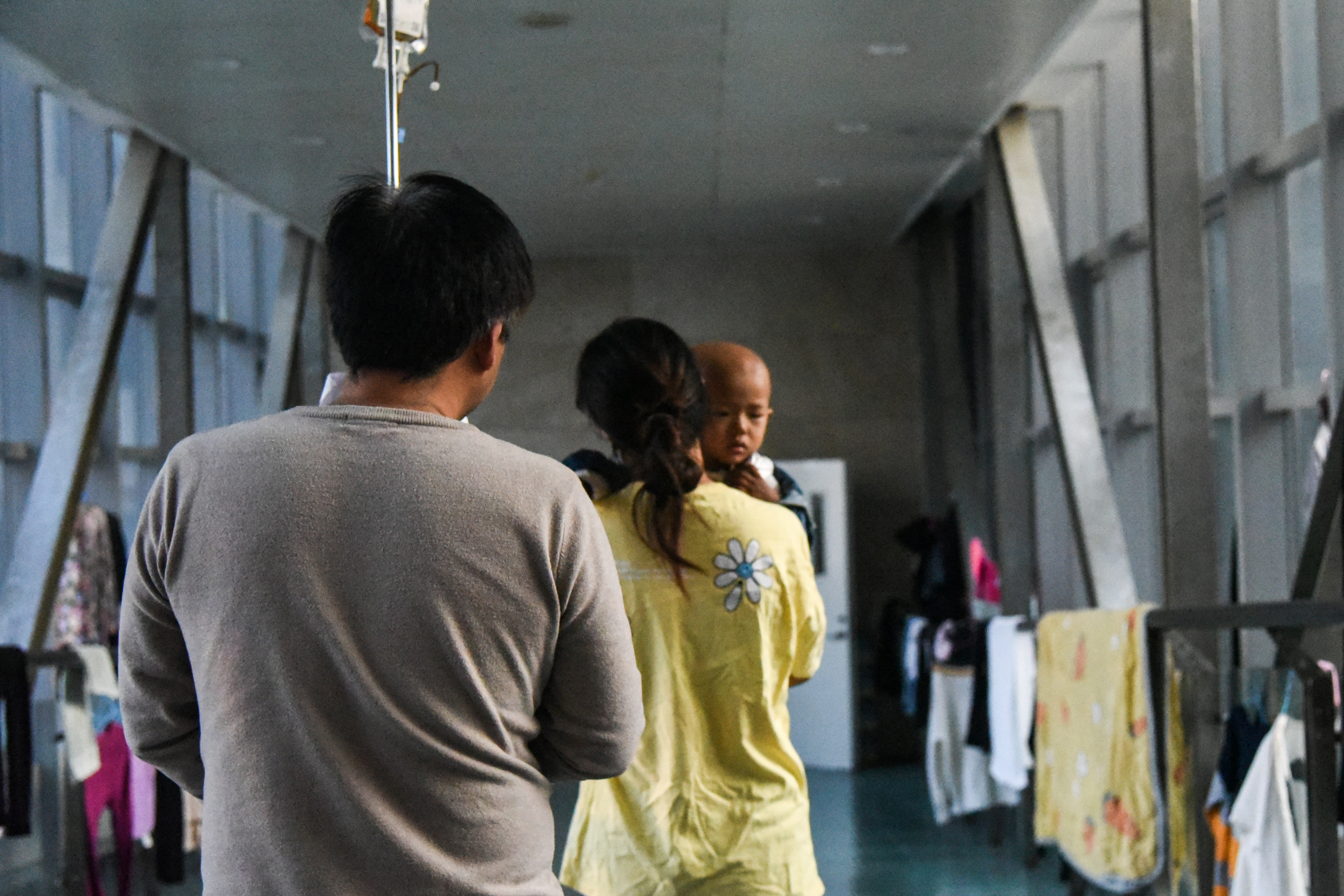 两岁男孩靠止疼药度日，如今四肢发黑痛哭到午夜，父亲为此熬白头