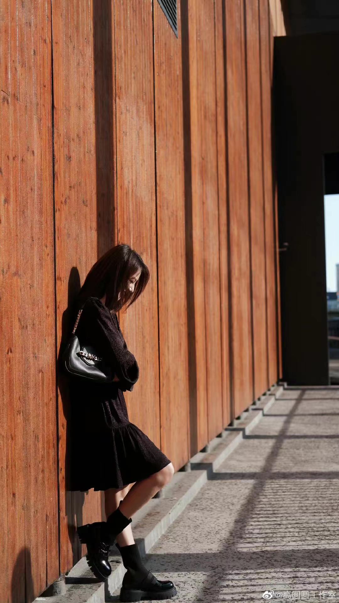 41岁高圆圆穿清纯白裙气质好,高圆圆现身街头穿白裙露香肩