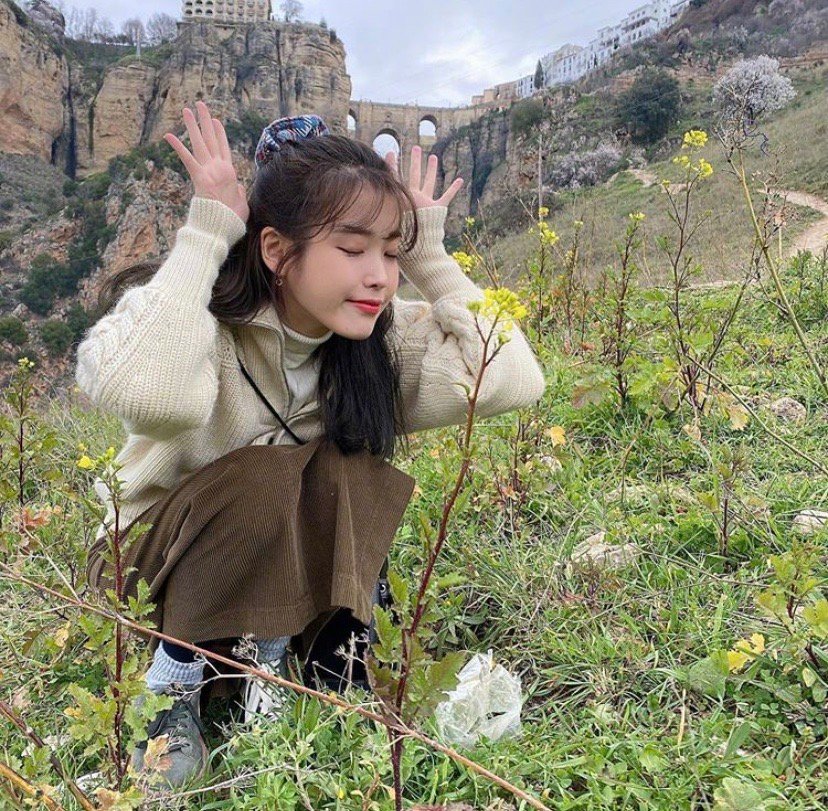 刘诗诗同款黑毛衣连衣裙,刘诗诗牛仔裙穿搭太惊艳了吧