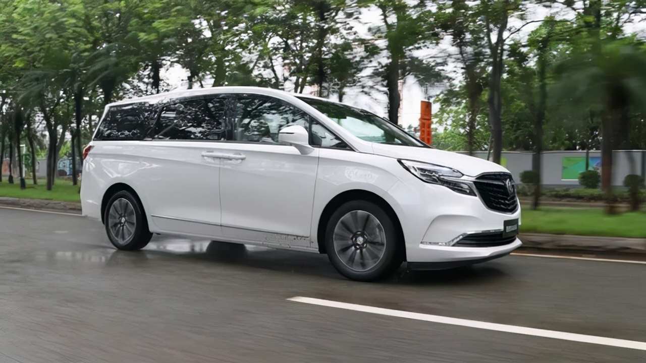 试驾别克gl8视频,别克gl8新款实际驾驶感受