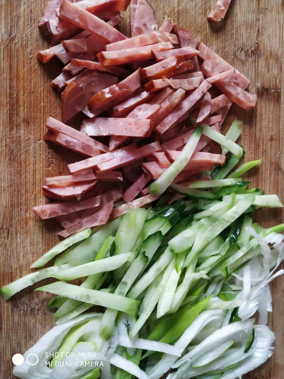 凉拌火腿肠金针菇干豆腐,凉拌火腿肠年夜饭飘香