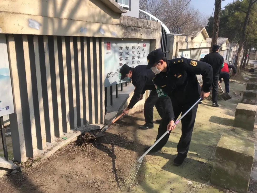 他一直都在诗歌,她一直都在作文600字