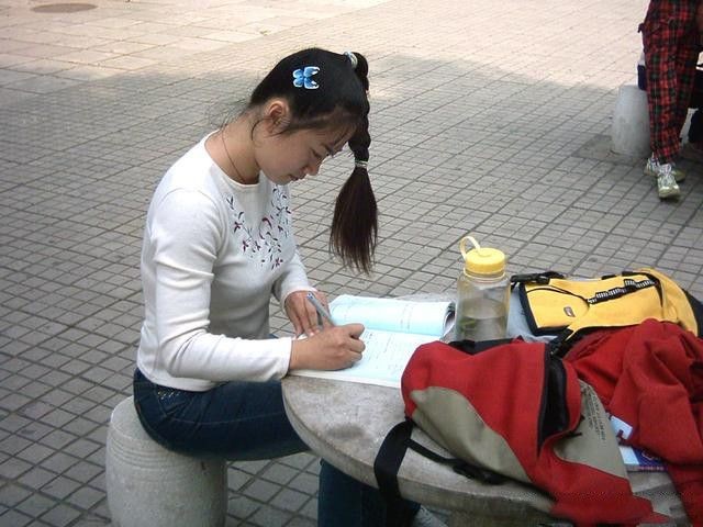 网红鼻祖芙蓉姐姐近况，衣着低调现身农家院，脚上的鞋子成了焦点