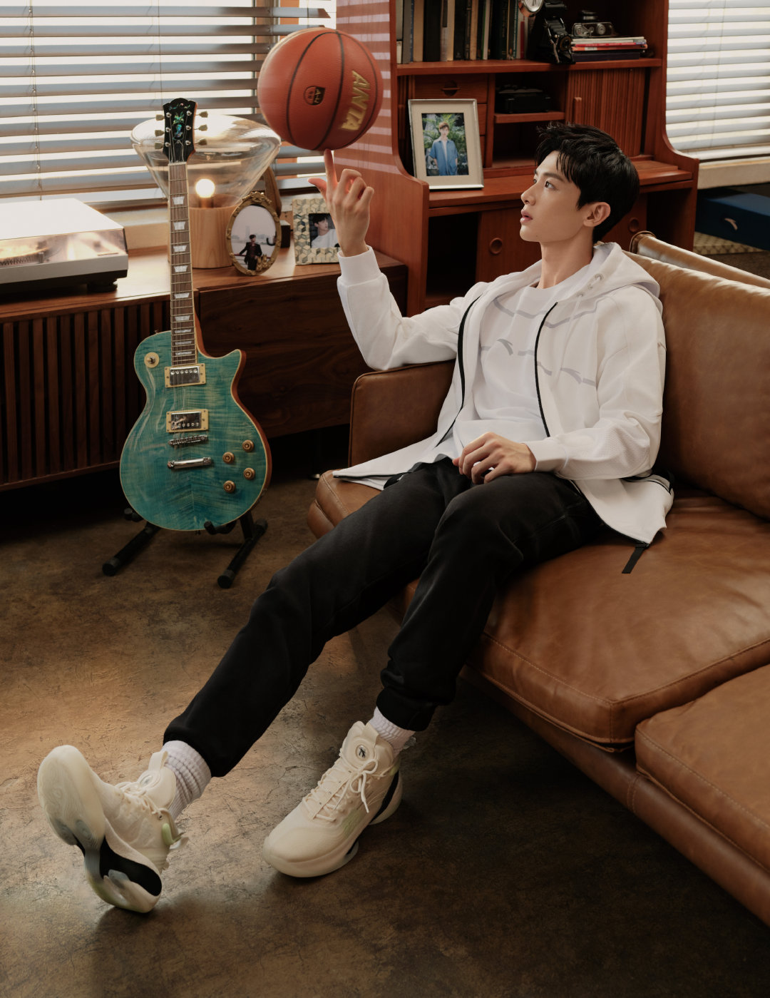 白敬亭穿的安踏粉色篮球鞋是哪双,白敬亭打篮球上海安踏活动背影