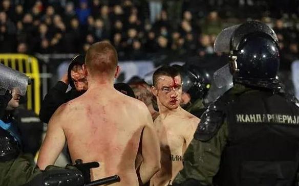 2万人见证一场疯狂德比！*力暴**群殴是正常操作，整座球场烟火四起