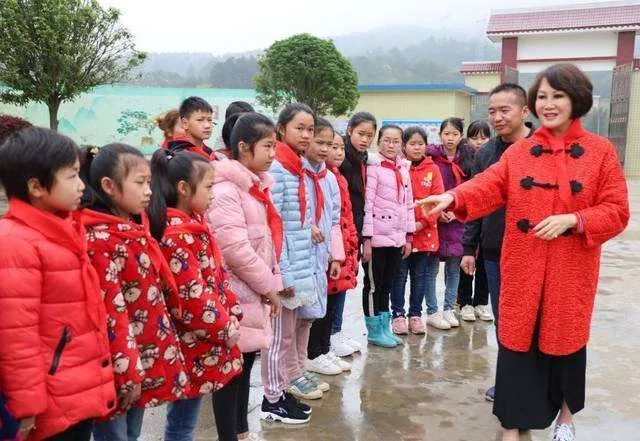 靳羽西的传奇一生,靳羽西的一生简历