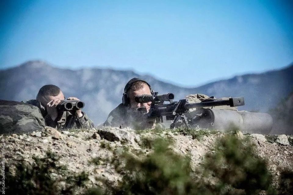 *击狙**手能盲狙目标吗，真正的*击狙**手喊话别被游戏欺骗了