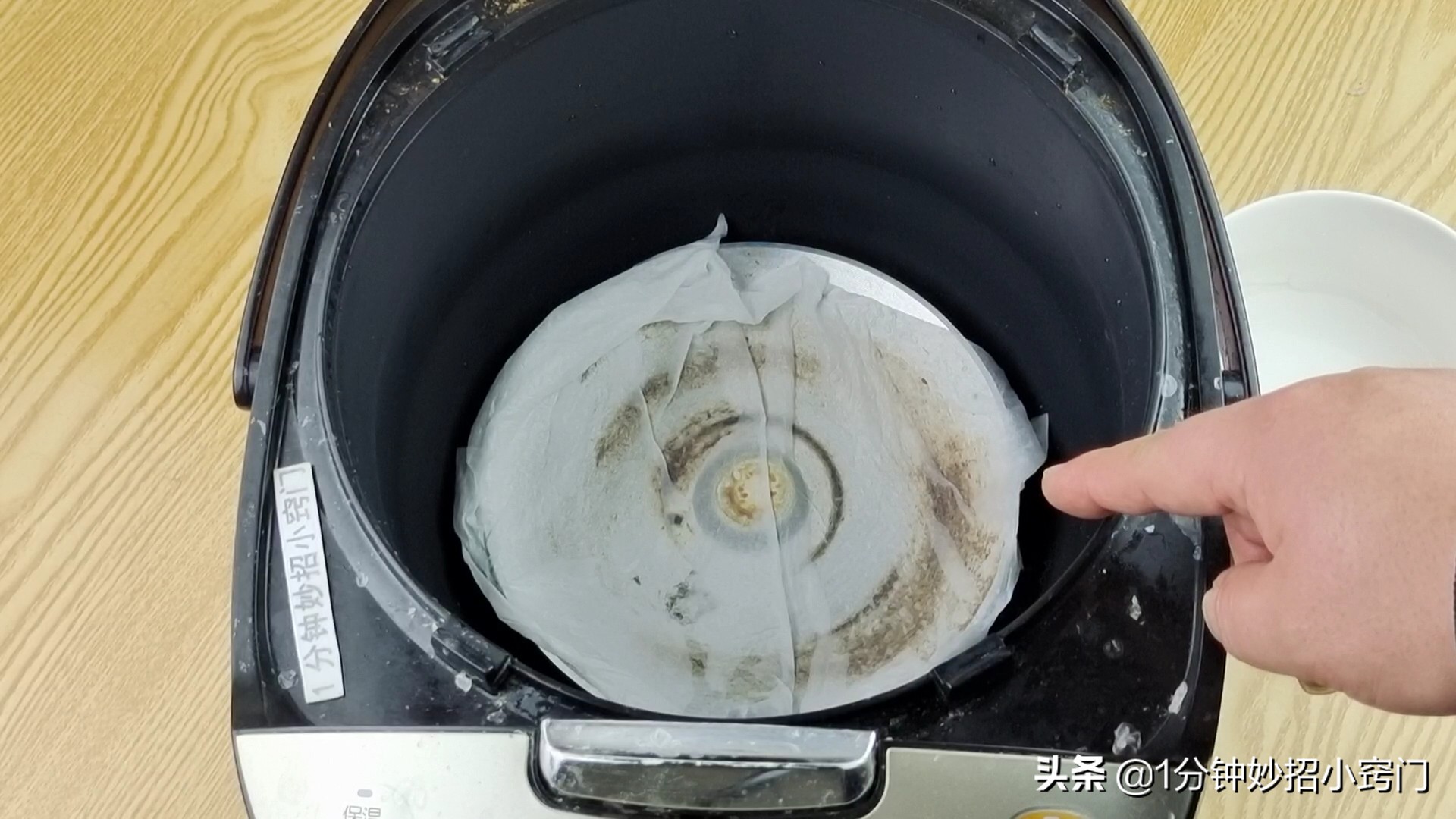 电饭锅内胆发黑怎么清理,电饭锅里面污垢妙招