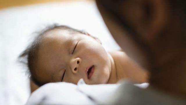 婴儿哭闹非要抱着走动怎么缓解,婴儿为什么一放下就哼唧