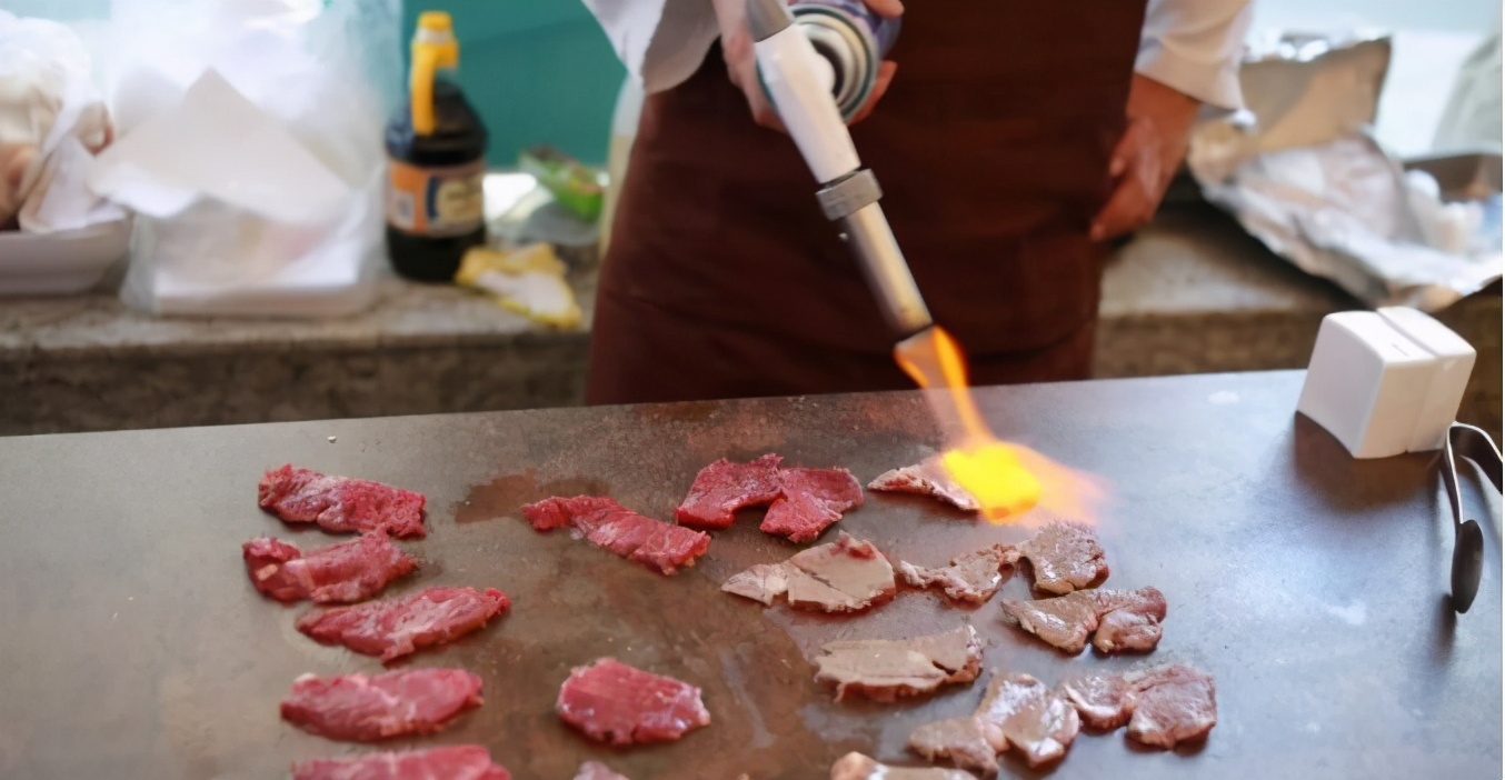 老厨房都是油污怎么贴瓷砖,厨房墙壁有油垢怎么贴瓷砖