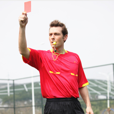 足球裁判最基本的一招,怎么样当足球裁判员