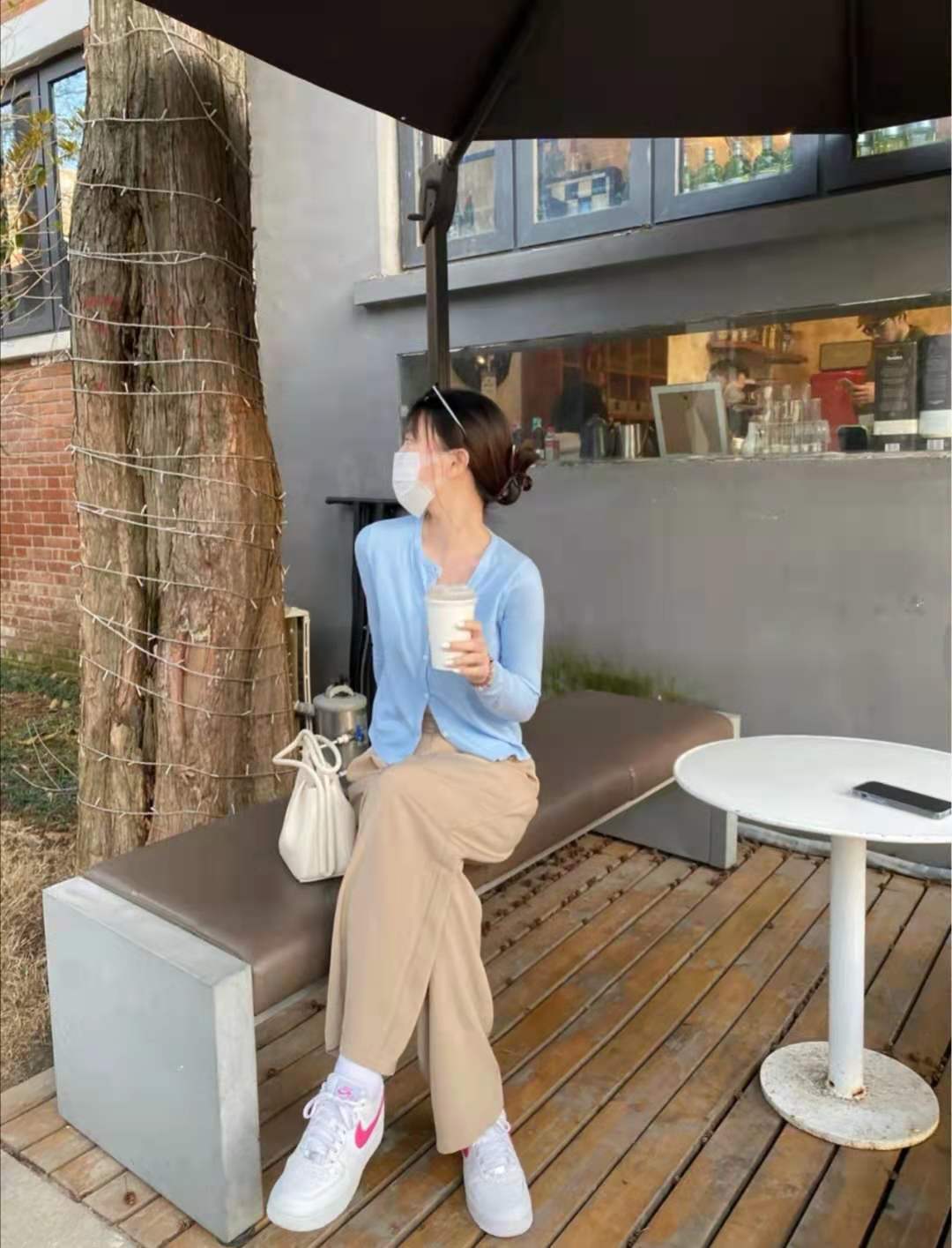 浅卡其色上衣和深驼色裤子搭吗,浅卡其色裤子配什么颜色上衣好看