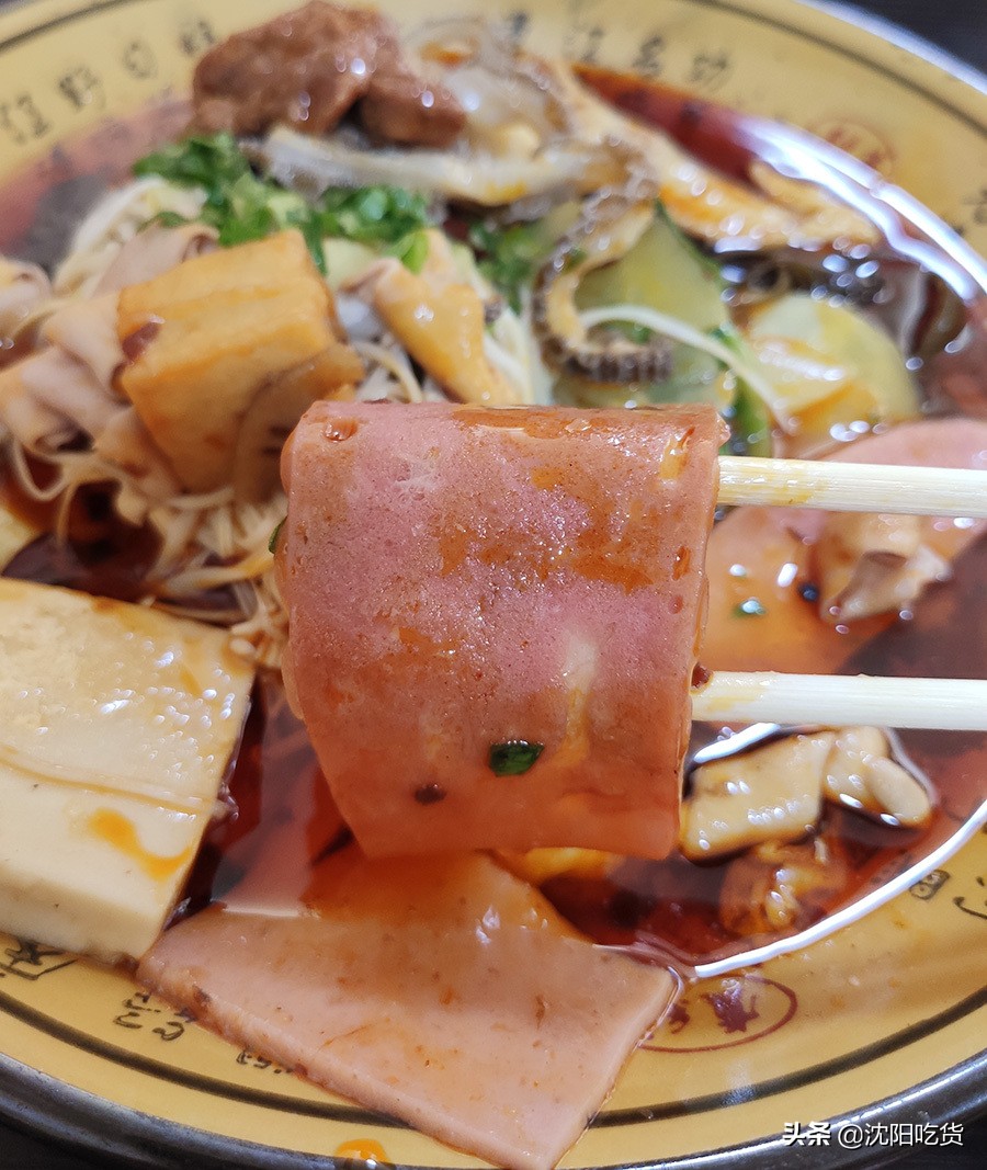 冒菜是一个神奇的存在，味道像牛油火锅，还可以蘸油碟配米饭