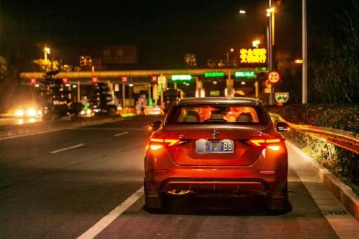 与其纠结于过去不如活在当下,与其兜兜转转不如再来一次