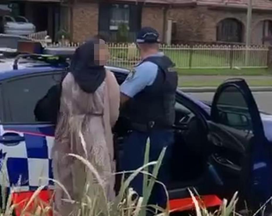 澳女子朝警察连吐口水,称自己要去做病毒检测,下一秒被放倒