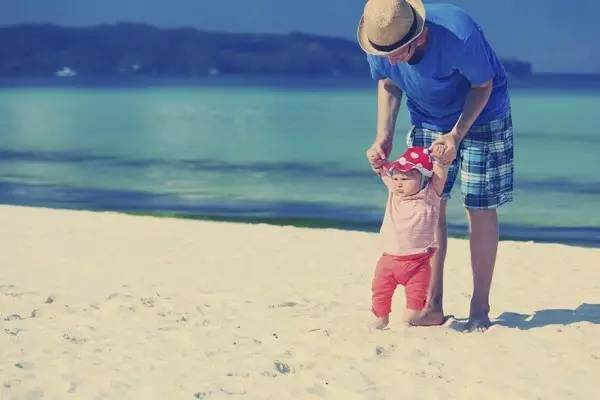 一岁的孩子走路八字脚怎么回事,宝宝刚学走路八字脚正常吗