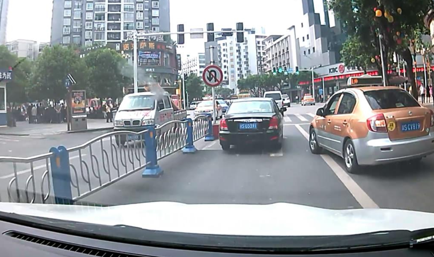 前车出现故障不动时，后车压线变道会扣分吗？交警：再说最后一遍