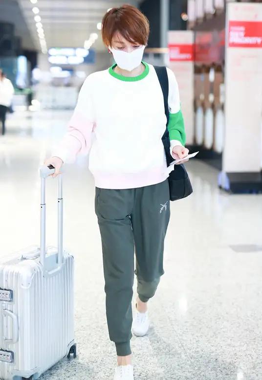 马伊琍离婚后衣品太好了，一身白色运动装配大金链，洋气又时髦