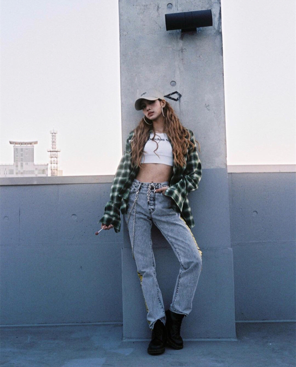 lisa机场穿搭白t牛仔裤,lisa是初中毕业去当练习生的吗