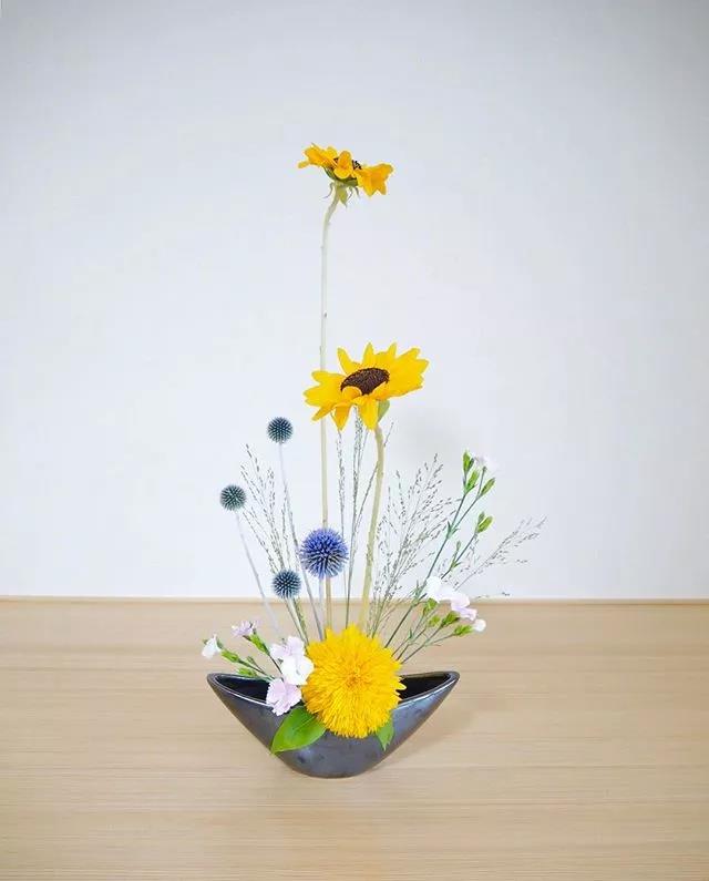 一花一世界一叶一菩提本来无一物,一花一世界一叶一菩提一场梦