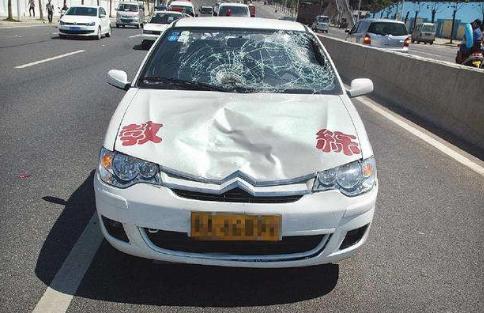 练车把教练车撞坏了要学员赔钱吗,驾校车撞坏了教练要赔钱吗