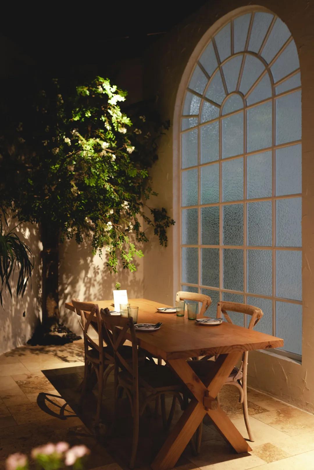 之心城这家餐厅堪称“西餐界CHANEL”，小姐姐们都抢着去