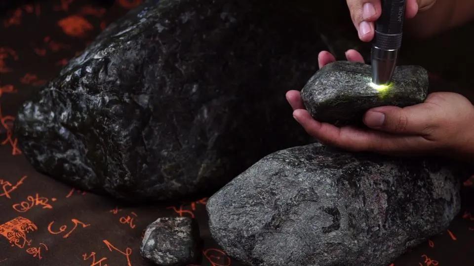 翡翠从原石到成品，需要经历八大步骤，一步出问题就损失严重