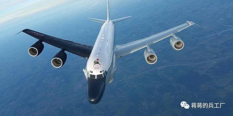 美国空军rc-135起飞,rc135s导弹侦察机背部鼓包