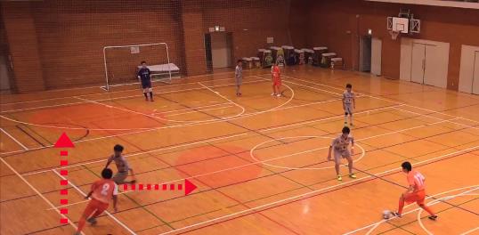 足球3人传球训练方法,3人进攻技巧教学