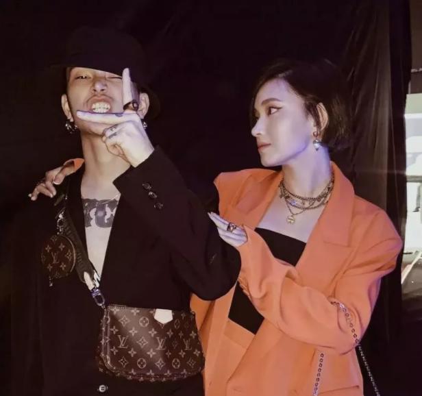 怎么鉴定lv三合一麻将包真假,帮朋友代购结果朋友说是假的