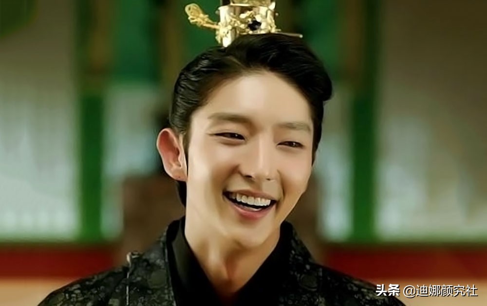 还不练起来？眼型独特，眼波流转，这样的眼睛谁不爱