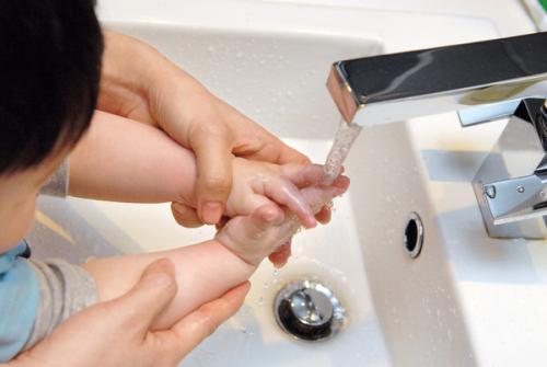 4岁男孩沉迷“摸*体下**”，送医后发现老爸才是罪魁祸首