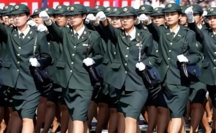 日本女兵阅兵震撼场面,日本阅兵式上的女兵