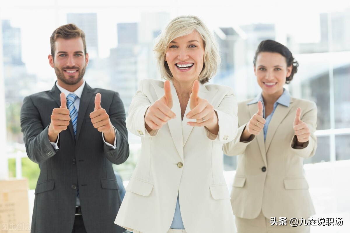 怎么和不熟的领导人找话题聊天,没话题和同事聊