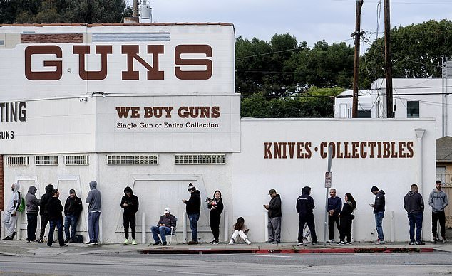 美国街头大量华人,美国民众街头聚集