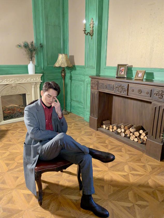 魅力挡不住王凯简约穿搭尽显清爽,王凯简单白色t恤穿出少年感